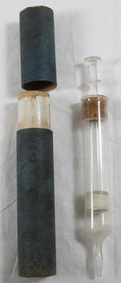 Irrigation syringe.