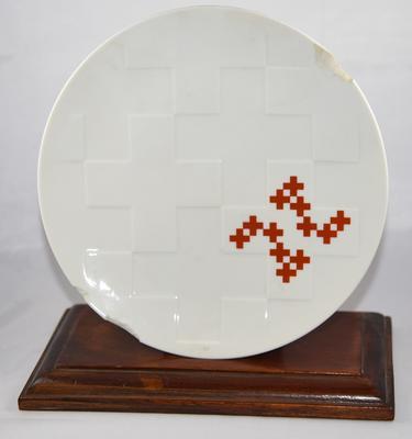 Commemotative plate celebrating the centenary of the Danish Red Cross (Dansk Røde Kors, 1876-1976)