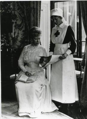 Queen Mary with her daughter Princess Mary