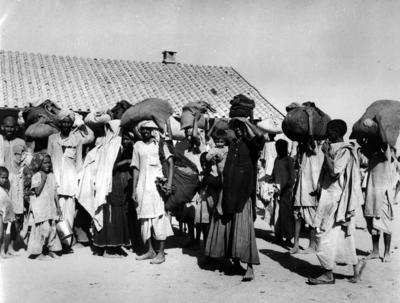 Black and white photograph. Refugees from East Punjab arriving at Walton [Wagah] Refugee Camp in Lahore. (same as IN3409)
