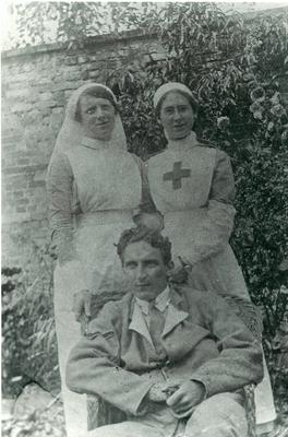 Black and white photograph of Gwy house Red Cross Hospital staff and patients during the First World War