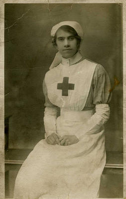 Portrait photograph of nurse Nelly Robins