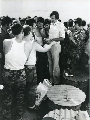 Black and white photograph of an ICRC delegate visiting arab prisoners of war in Israel