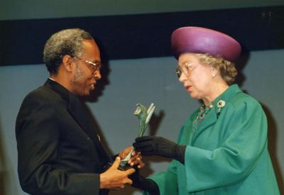 Her Majesty Queen Elizabeth II presents Dr Ahmed of the Somali Red Crescent with the Movement’s Prize for Peace and Humanity, in recognition of the Society’s outstanding work during the civil war and famine.